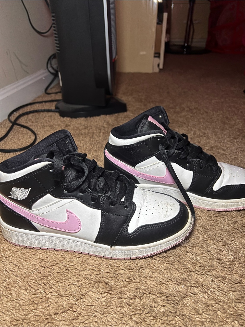 2020
Air Jordan 1 Mid GS 'White Light Arctic Pink'